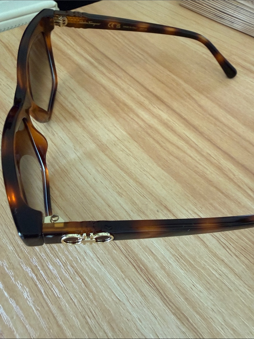NWT Salvatore Ferragamo unisex Sunglasses w/ Red and Black Accessory Set - Picture 7 of 10